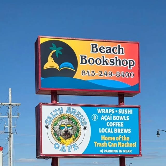 A block from the beach and surrounded by restaurants, a coffee shop, ice cream and shopping. And that's just outside! Wa